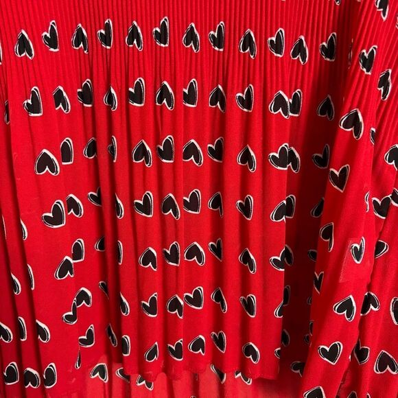 Rose & Olive Heart Print Bell Sleeve Pleated Blouse Size Small Red Black - Picture 6 of 7
